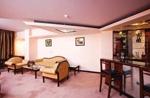 Classic Room | Desk, laptop workspace, free WiFi