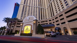 Ein Hotel Eingang mit einem Schild für das Marriott Grand Chateau.