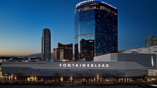 Ein modernes Hotel mit einer markanten, geschwungenen Fassade und einem großen Schild mit der Aufschrift "FONTANEBLEAU".