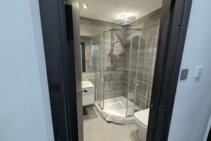Ducha, secador de pelo, shampoo