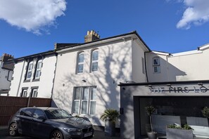 Exterior - OYO Firs Lodge London Heathrow| Standard Twin (Hounslow)