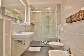Dusche, Haartrockner, Bidet