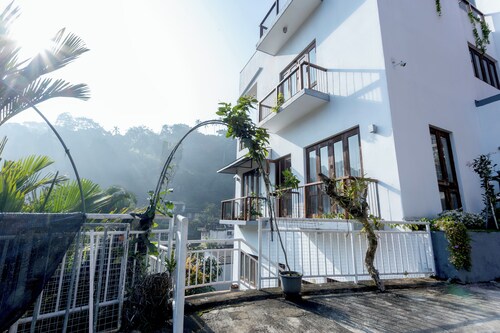 Charming 2-bedroom apartment with AC, WiFi - 10mins Walk to Kandy Lake & Temple