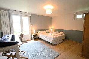 5 Schlafzimmer, Bügeleisen/Bügelbrett, Reisekinderbett, Bettwäsche