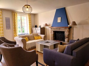 Smart-TV, Kamin, Videospiele, DVD-Player