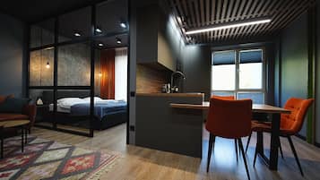 1 habitación, tabla de planchar con plancha y cuna de viaje