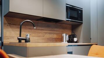 Een koelkast, een magnetron, een oven, een kookplaat