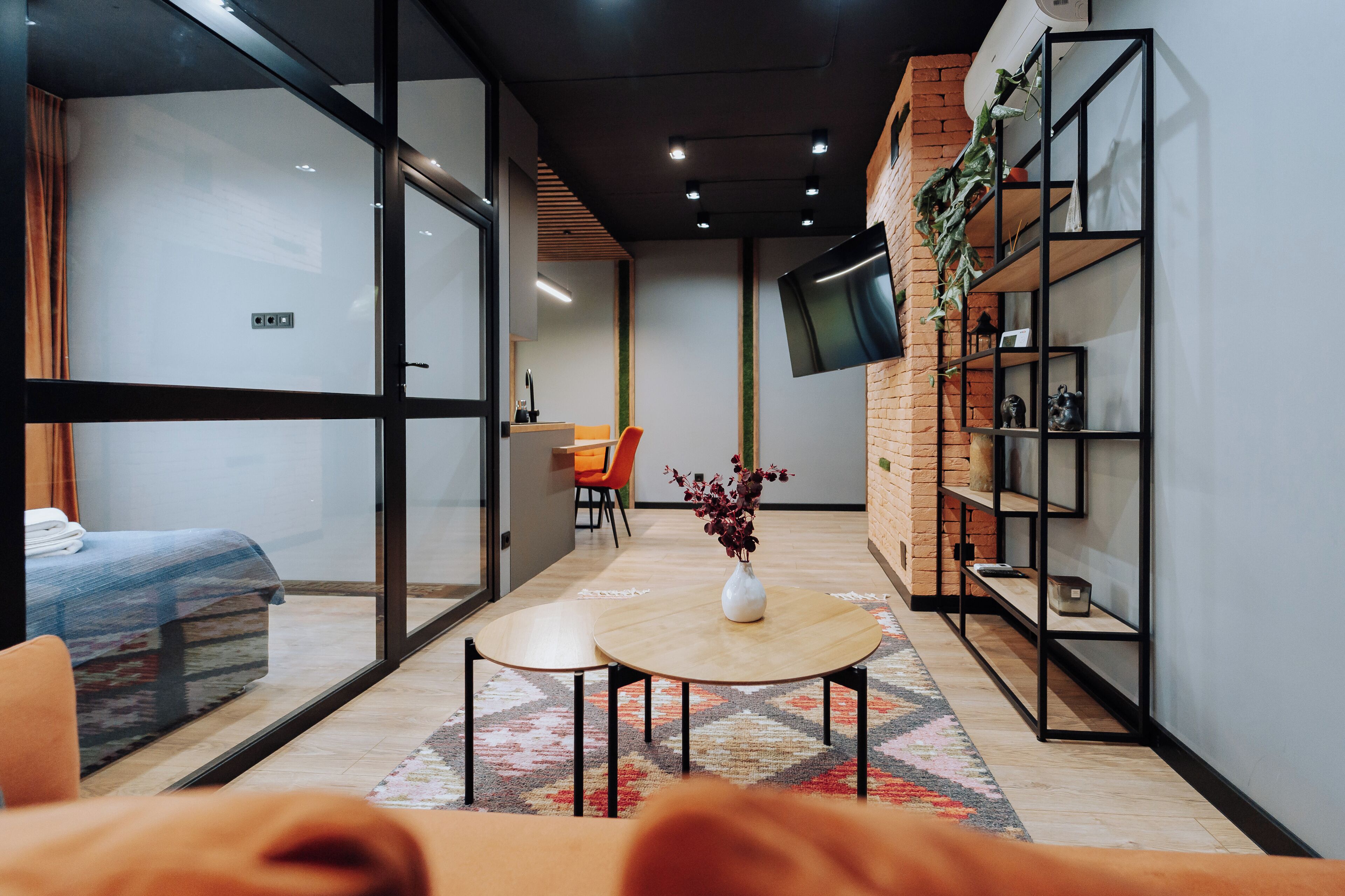 1 habitación, tabla de planchar con plancha y cuna de viaje 