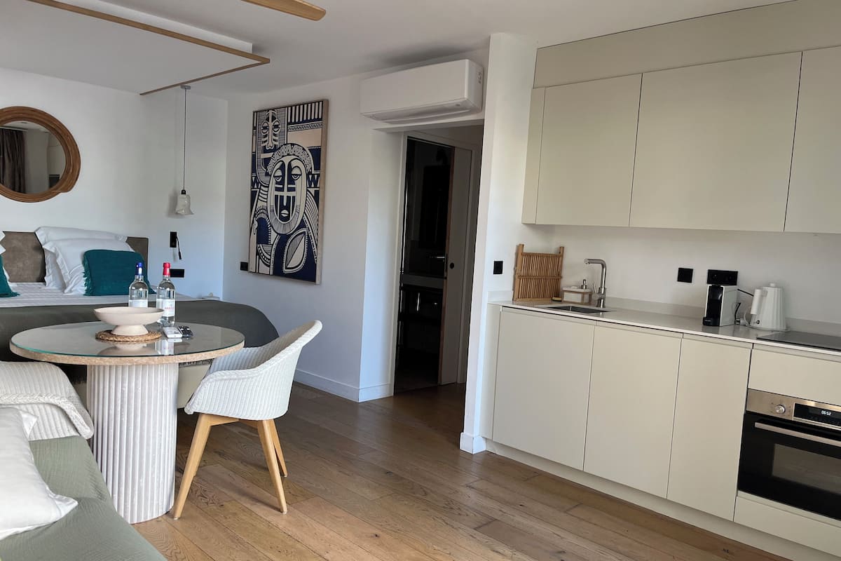 Standaard vierpersoonskamer (PMR) | Privékeuken | Een koelkast, een microgolfoven, een vaatwasser, een espressoapparaat