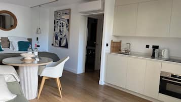Standard-Vierbettzimmer (PMR) | Eigene Küche | Kühlschrank, Mikrowelle, Geschirrspüler, Espressomaschine