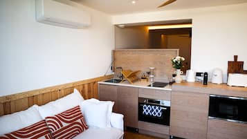 Luxury Suite, Ensuite, Sea View (Jacuzzi) | Private kitchen