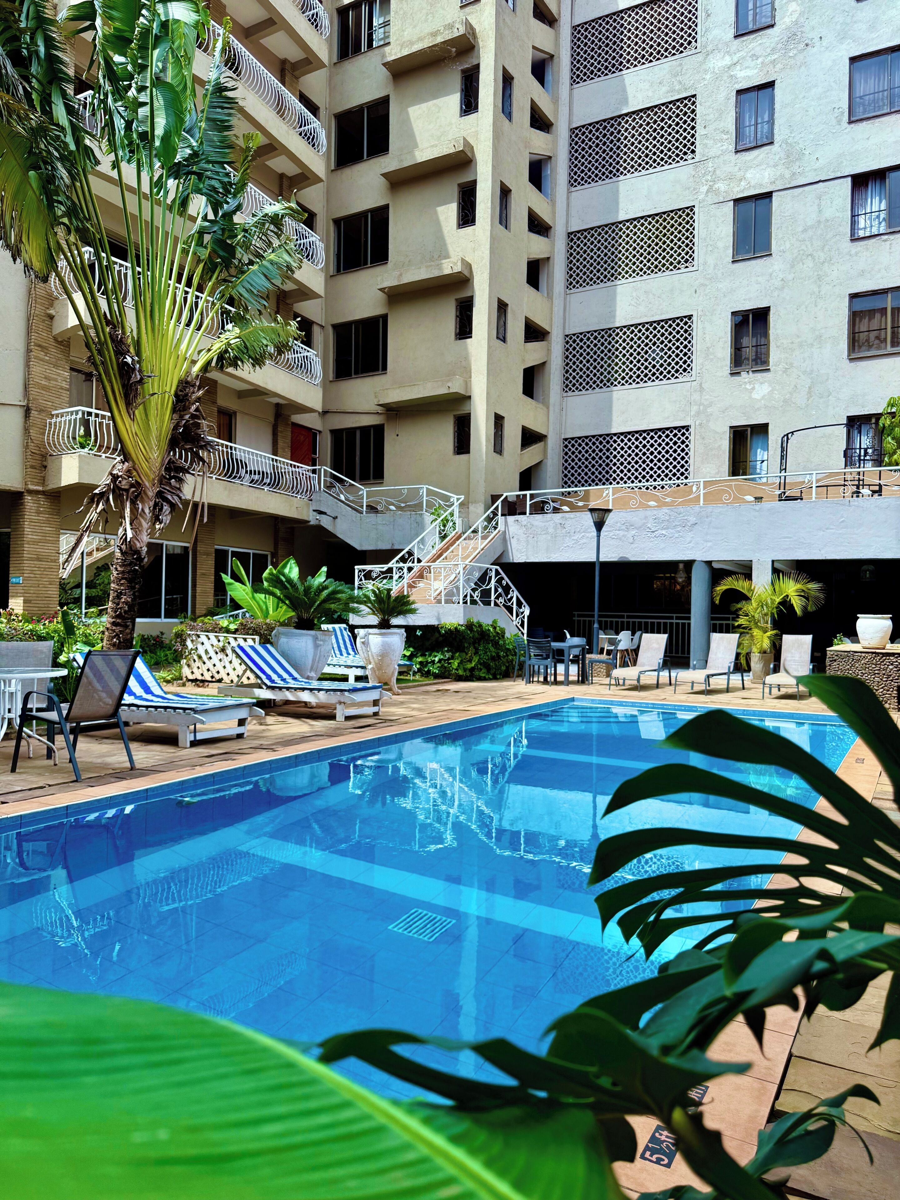 Una piscina al aire libre