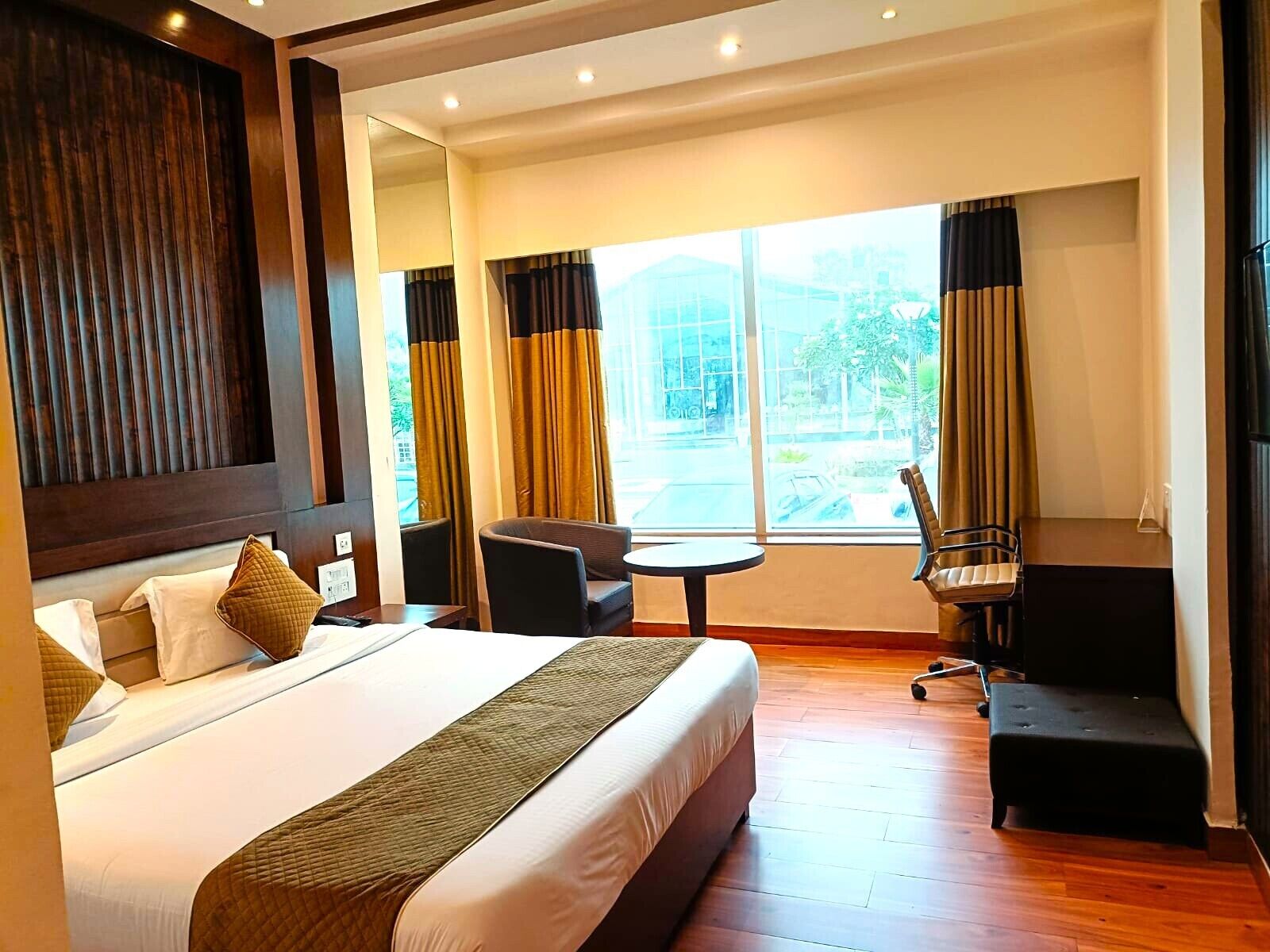 In-room safe, soundproofing, iron/ironing board, free WiFi