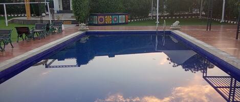 Una piscina al aire libre