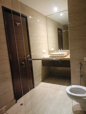 Deluxe Double Room, Resort View | Bathroom