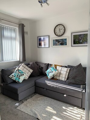 Apartamento, 1 quarto, vista para o jardim | Sala de estar | TV de tela plana, livros