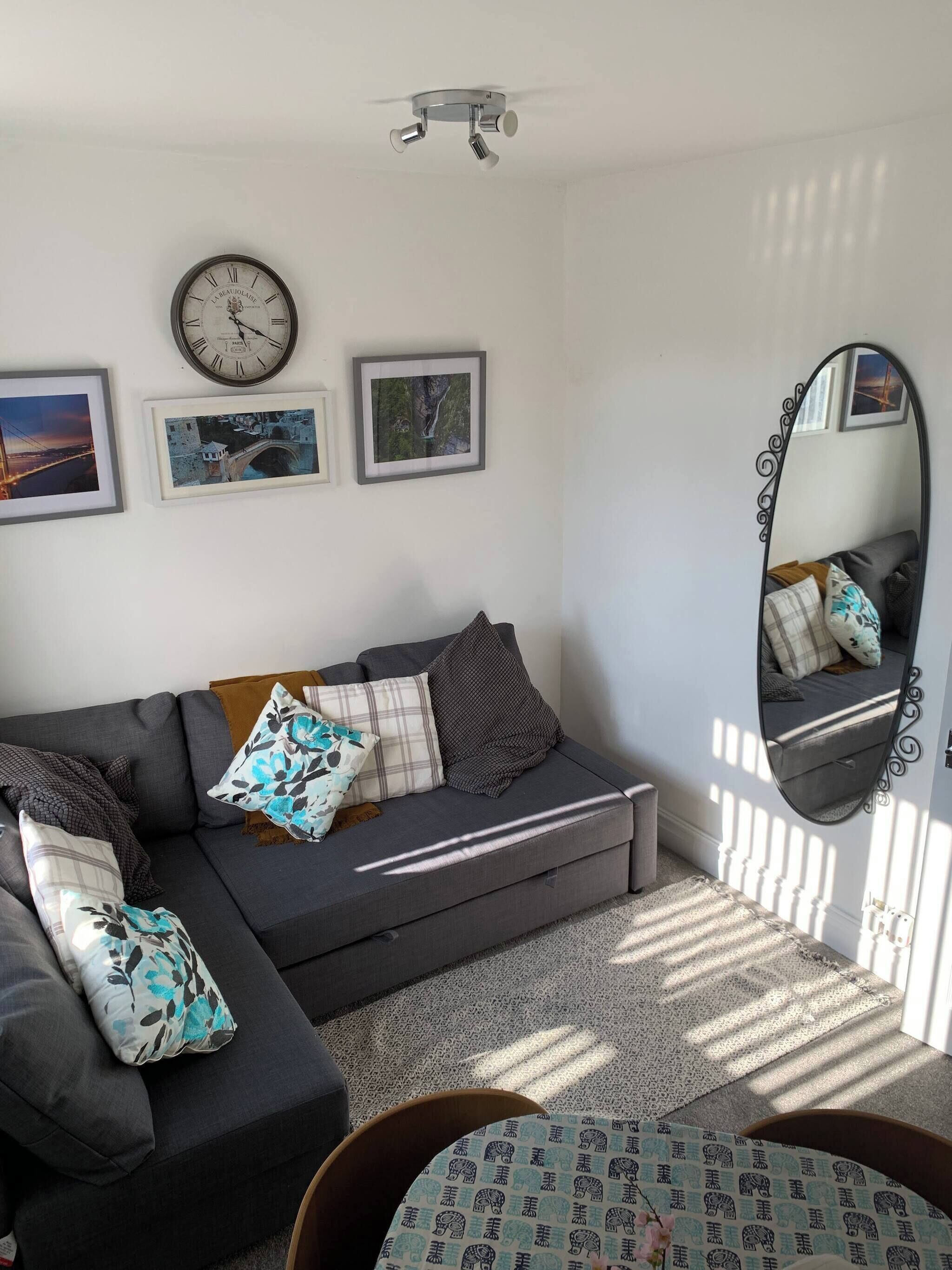 Apartment, 1 Bedroom, Garden View | Living room | Flat-screen TV, books