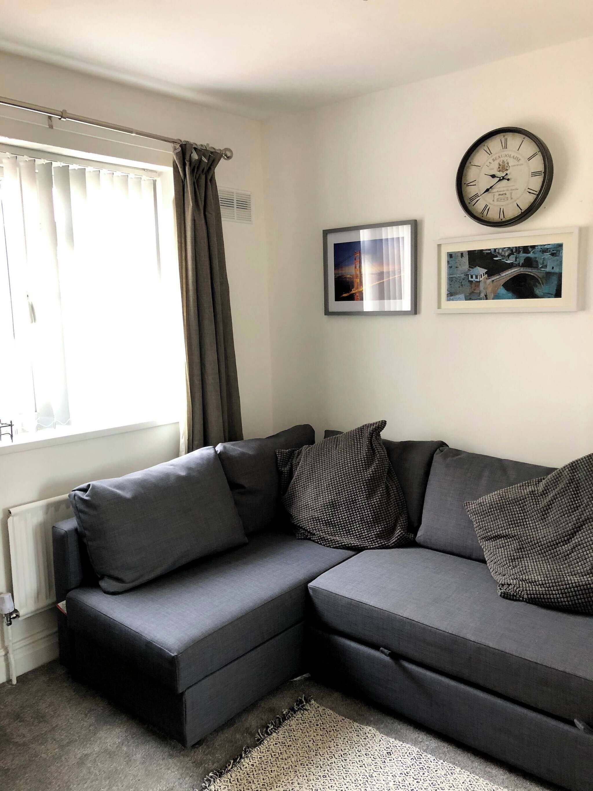 Apartment, 1 Bedroom, Garden View | Living room | Flat-screen TV, books