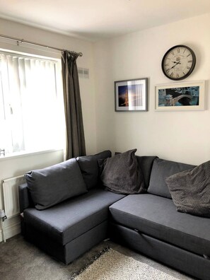 Appartement, 1 chambre, vue jardin | Salle de séjour | Télévision à écran plat, livres