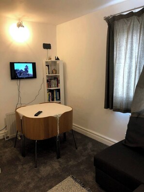 Apartment, 1 Bedroom, Garden View | Room amenity - Private Flat in Wrose, Shipley, Bradford (Shipley)