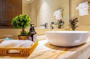 Dusche, Haartrockner, Bidet, Handtücher