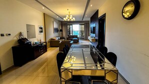 Un amplio salón con una gran mesa de comedor, asientos cómodos y vistas a la ciudad.