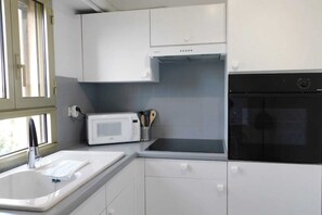 Kühlschrank, Mikrowelle, Ofen, Herdplatte