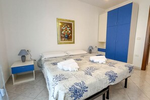 1 chambre, lit parapluie, Wi-Fi gratuit, draps fournis