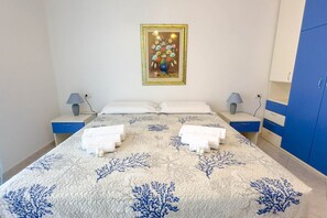 1 bedroom, travel cot, free WiFi, bed sheets - Blue Horizon Apartment (Cala Gonone)