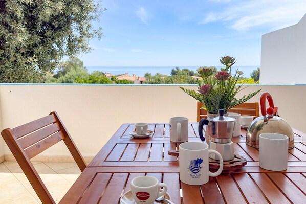 Outdoor dining - Blue Horizon Apartment (Cala Gonone)