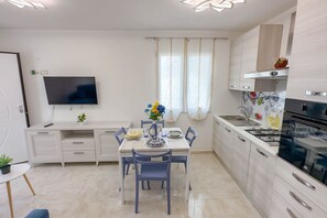 Refrigerador, horno, parrilla de estufa y utensilios de cocina 