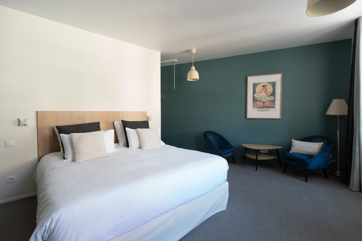 Suite – deluxe, eget bad | Sengetøy av topp kvalitet, safe på rommet og skrivebord