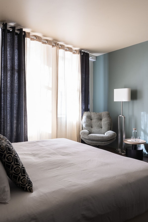 Suite superior, baño privado | 1 dormitorio, ropa de cama de alta calidad, caja fuerte