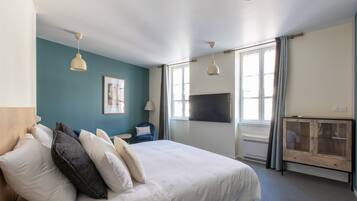 Deluxe Suite, Ensuite | 1 bedroom, premium bedding, in-room safe, individually decorated