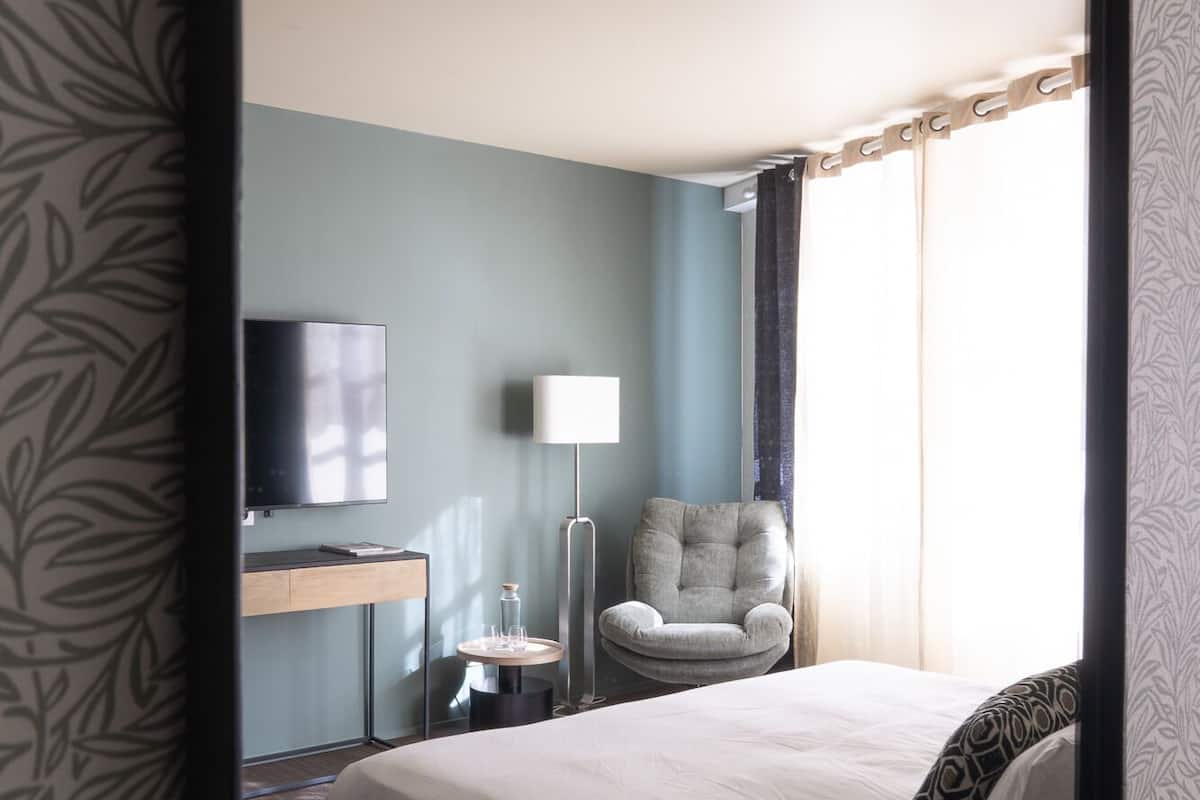 Suite – superior, eget bad | Sengetøy av topp kvalitet, safe på rommet og skrivebord