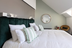 Classic-Suite, mit Bad | Hochwertige Bettwaren, Zimmersafe, individuell dekoriert