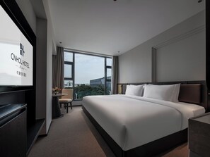 A modern hotel room with a large bed, a desk, and a TV. - CNHOL RADIENT HOTEL  (Shenzhen)