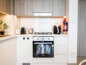 Réfrigérateur, four, plaque de cuisson, cafetière/bouilloire