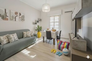 Apartment, Balcony | Living area