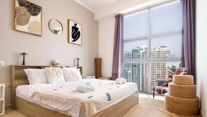 Ein modernes Hotelzimmer mit einem großen Bett, Blick auf die Stadt und einem einzigartigen Stuhldesign.