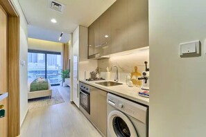 Fridge, oven, stovetop, coffee/tea maker