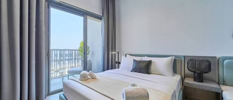 Desk, iron/ironing board, WiFi, bed sheets