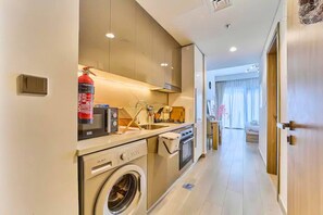 Kühlschrank, Mikrowelle, Ofen, Herdplatte