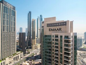 Um edifício alto com o nome 'EMAAR' exibido em destaque na fachada.