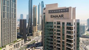 A high-rise building with the name "EMAAR" prominently displayed on the facade. - Spacious 2BR in Downtown  | High Floor | 8 Guests (Dubai)