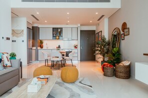 TV - Oceanfront Escape: Stylish 1 BR  in Beachfront (Dubai)
