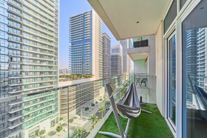 Property grounds - Oceanfront Escape: Stylish 1 BR  in Beachfront (Dubai)