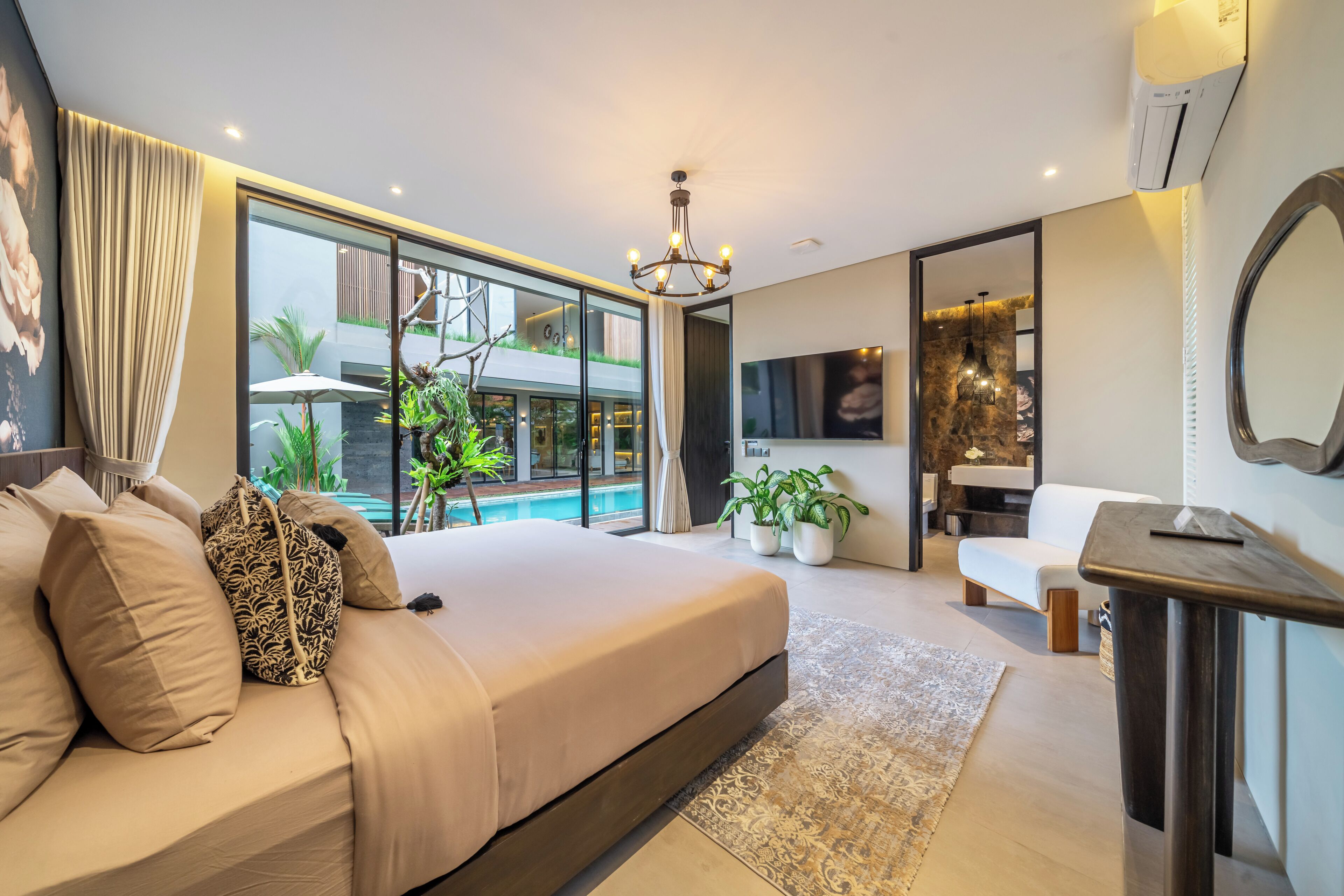 4 bedrooms, desk, bed sheets