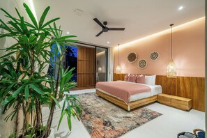 4 bedrooms, desk, bed sheets