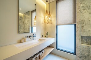 Douche, séchoir à cheveux, bidet, serviettes fournies